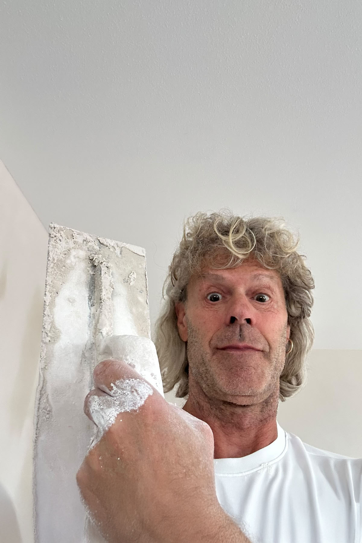 Vakman aan het werk met stucwerk